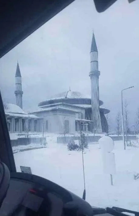 israilli-haham-kar-esaretinde-camiye-sigindi-cok-sicak-karsiladilar-1643275403792.jpg İsrailli haham kar esaretinde camiye sığındı: Çok sıcak karşıladılar-2