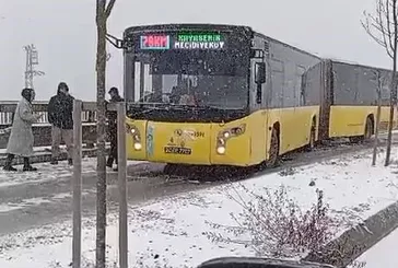 İstanbul trafiğinde kar alarmı! İETT otobüsü yolda kaldı! Yollar ne durumda?