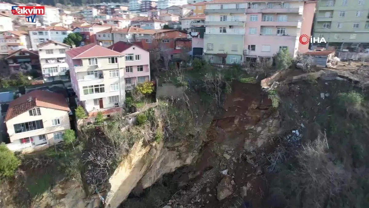 Üsküdar'da toprak kayması yaşanan alan böyle görüntülendi