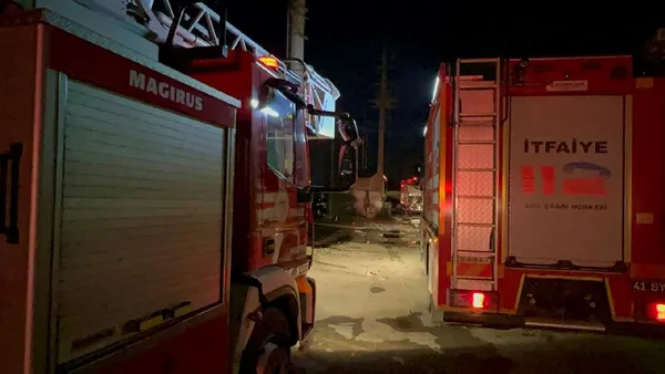 Kocaeli'de kalıp üretimi yapılan fabrikada yangın-1