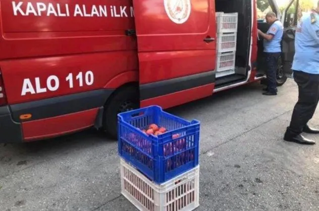 CHP’li Ankara Büyükşehir Belediyesi'nde skandal görüntü! İtfaiye aracıyla domates taşıdılar
