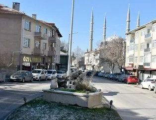 Edirne’de yol ortasında mezarlar! Mahalleli gözleri gibi bakıyor