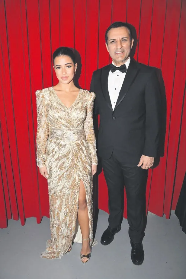 Rafet El Roman, dudak dudağa yakalandığı Derya Ürkmez ile 14 Şubat konseri verdi-1