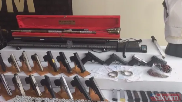 SON DAKİKA: Sedat Peker operasyonunda ele geçirilenler sergilendi! Kılıç da var - 5