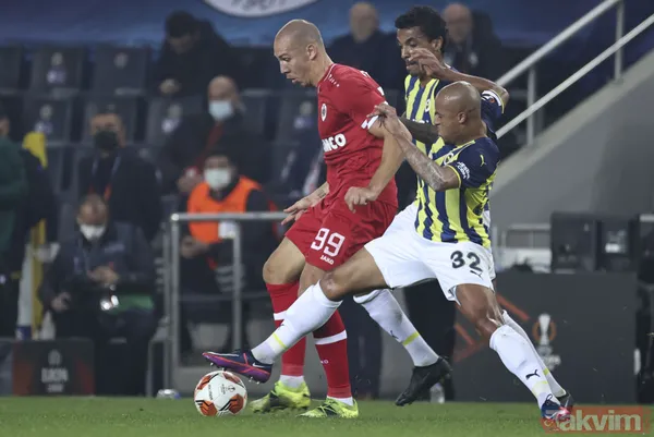 Kadıköy'de Fenerbahçe'ye tepki gecesi! Tribünlerden yuhalamalar yükseldi: Mesut Özil ve Altay Bayındır... - 2