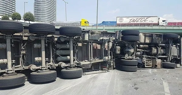 Basın Ekspres Yolu'nda kamyon devrildi, 2 şerit trafiğe kapandı...-1
