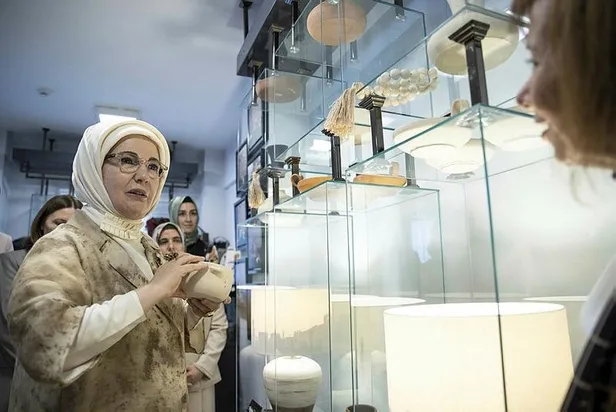 baskan-erdoganin-esi-emine-erdogandan-ankara-kalesinde-acilan-ekolojik-sanat-sergisine-ziyaret-1655313207288.jpeg