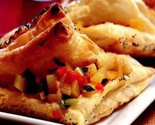 Kırmızı Biberli ve Patatesli Börek Tarifi