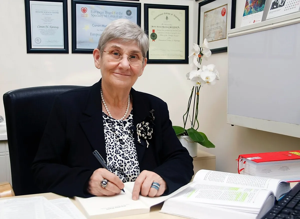 47-yillik-esini-kaybeden-canan-karatay-stresten-dislerim-dokuldu-1776843385785.jpg 47 yıllık büyük aşkın ardından... Canan Karatay ilk kez açıkladı: "Stresten dişlerim döküldü"-5