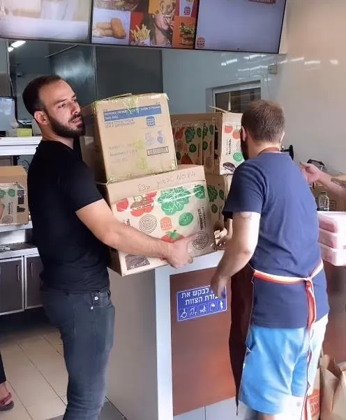 isgalci-israil-ordusuna-mcdonaldstan-sonra-bir-destek-de-carrefour-ve-burger-kingten-geldi-1697392222369.jpeg