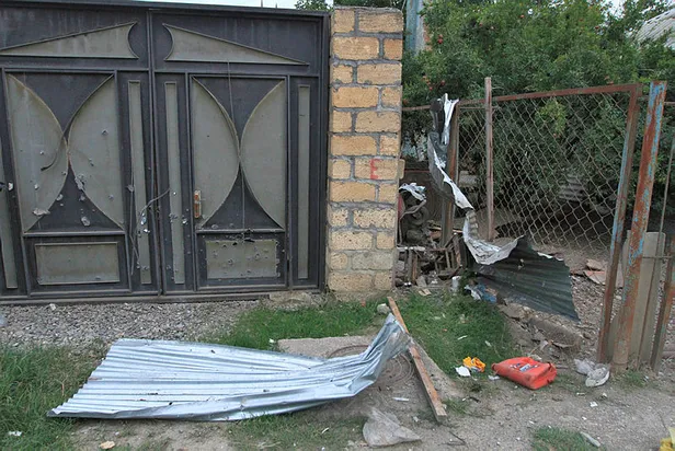 Ermenistan sivilleri hedef alıyor! Evin üzerine havan topu mermisi isabet etti