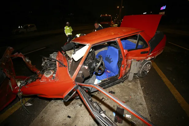 Ankara'da korkuç kaza! Hurdaya dönen otomobilden burnu bile kanamadan kurtuldu-2