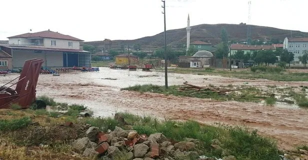 Kırıkkale’de sağanak yağış sele neden oldu! Otomobiller tavanına kadar suya gömüldü