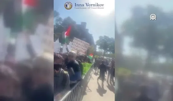 yahudi-asilli-meclis-uyesi-inna-vernikov-filistin-protestosunda-silahla-goruntulendi-gozaltina-alindi-1697240521887.jpeg ABD'de Yahudi asıllı Meclis Üyesinden Filistin protestosunda silahla gözdağı: Kıskıvrak enselendi-5