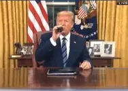 Koronavirüs salgını açıklaması öncesi Trumptan tuhaf hareketler