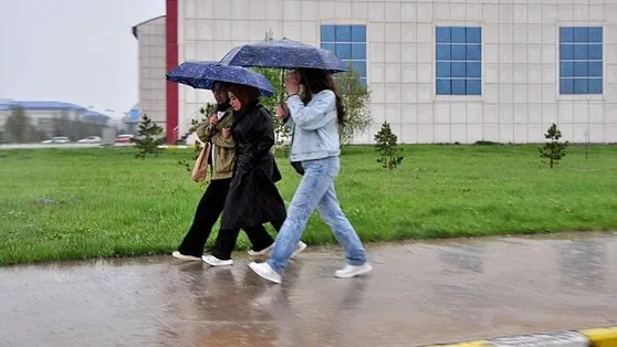 Meteoroloji’den 11 ile sarı kod: İstanbul’un o ilçelerinde yaşayanlar dikkat! 4 gün için alarm verildi: Sel, yıldırım, dolu...