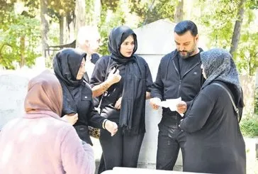 Alişan vefat eden kardeşi Selçuk Tektaş için mezarı başında Kur’an-ı Kerim okuttu ve dualar etti
