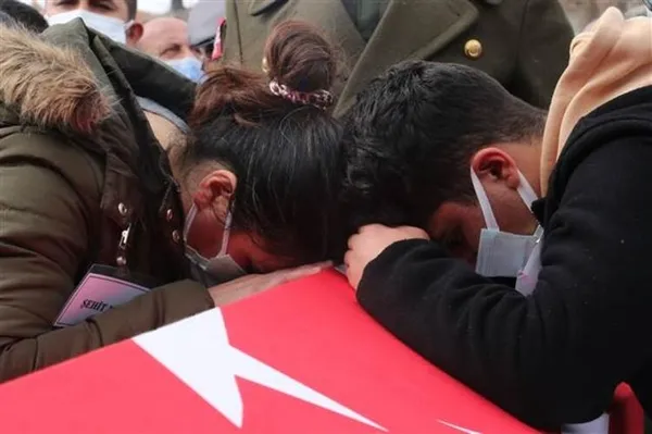 bitlisteki-helikopter-kazasinda-sehit-olan-piyade-uzman-cavus-tolga-demircinin-vasiyeti-yerine-getirildi-1615039546881.jpg Bitlis'teki helikopter kazasında şehit olan Piyade Uzman Çavuş Tolga Demirci'nin vasiyeti yerine getirildi-13