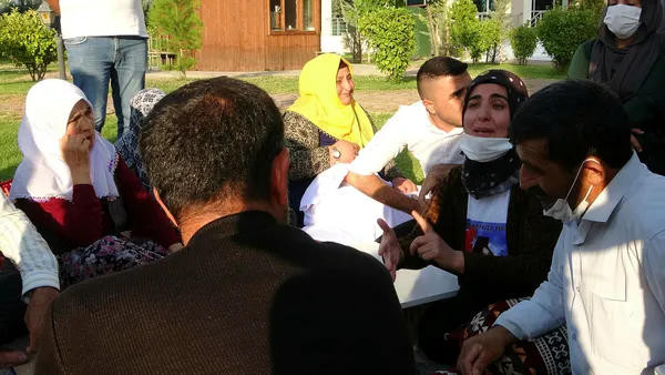 hdp-diyarbakir-il-baskanligi-onundeki-evlat-nobeti-tutan-acili-ailelerden-chpye-sert-tepki-1625173445164.jpg