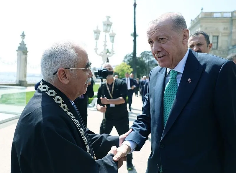 Başkan Erdoğan'ı Anayasa Mahkemesi Başkanı Kadir Özkaya (solda) karşıladı. (AA)