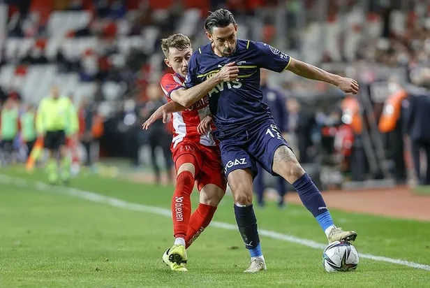 ismail-kartal-ilk-macina-cikti-antalyaspor-1-1-fenerbahce-mac-sonucu-1642274332009.jpeg