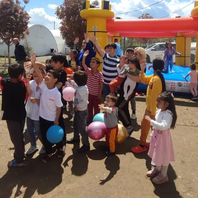 Depremzede çocukların bayram sevinci Minika’dan