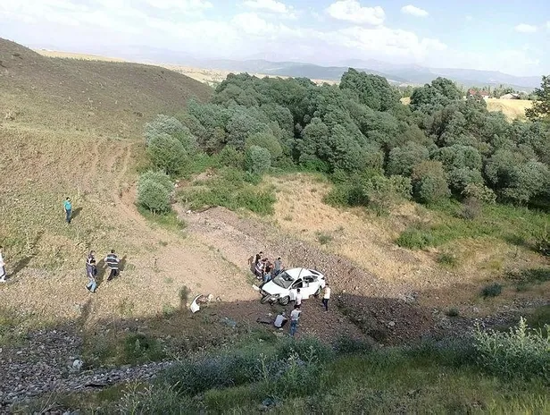 Bingöl'de bir araç şarampole yuvarlandı: 3 kişi yaralandı-1