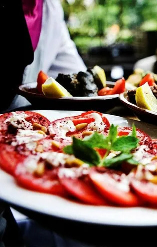 Restoran ve kafelerin sosyal mesafe kurallarına uyularak açılmasına yeşil ışık