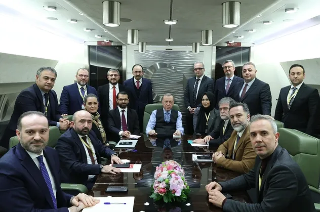 Başkan Erdoğan Ukrayna ziyareti dönüşü uçakta gazetecilere konuştu! Bölgesel gelişmeler, yeni iş birlikleri, Rusya-Ukrayna krizi...