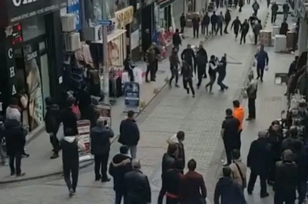 Fatih'te sokak ortasında sopalı kavga