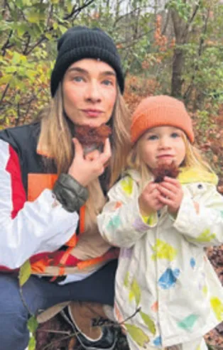 Kızı Vina ile tatile çıkan Müge Boz doğayla iç içe...