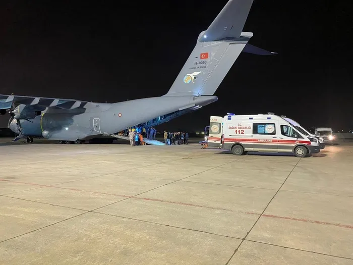 turkiyeden-gazzeye-yardim-eli-saglik-bakani-fahrettin-koca-duyurdu-gazzeli-85-hasta-ve-yarali-misirdan-turkiye-1705004106958.jpeg Türkiye'den Gazze'ye yardım eli! Sağlık Bakanı Fahrettin Koca duyurdu: Gazzeli 85 hasta ve yaralı Mısır’dan Türkiye’ye getirildi-2