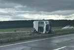 Ardahan’da can pazarı! Yoldan çıkan minibüs yan yattı: 1 ölü, 13 yaralı