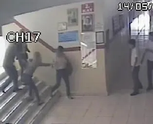 Anne ve teyze bir olup öğretmeni dövdü