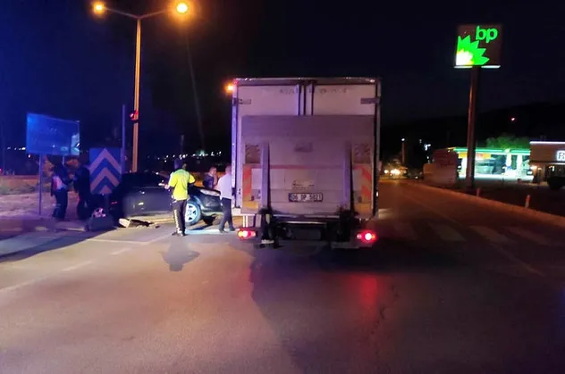 Otomobil ile kamyonet çarpıştı: 4'ü çocuk 7 yaralı