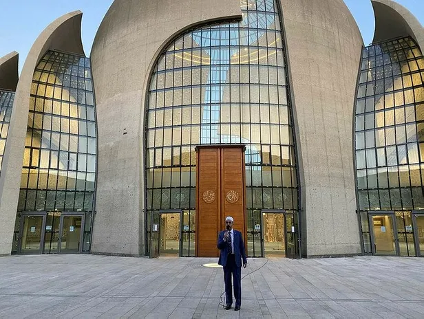 Almanya'nın Köln kentinde ilk kez hoparlörden akşam ezanı okundu-1