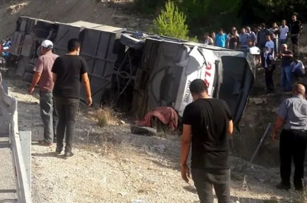 Kıbrıs'a giden askerleri taşıyan otobüs Mersin'de devrildi: 4 şehit