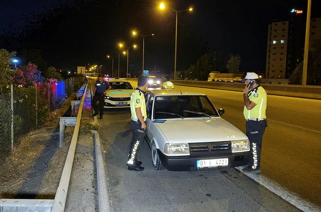 Adana'da hareketli gece! Yaya olarak kaçmaya çalıştılar