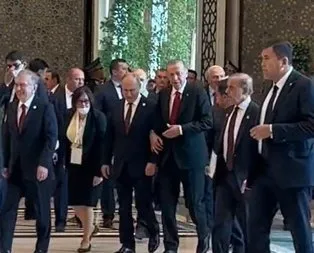 Başkan Erdoğan ve Putin’den kol kola diploması