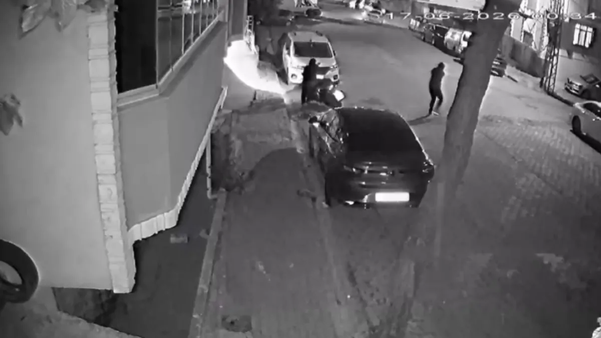 Esenyurt'ta gece yarısı silahlı çatışma: Araçlar ve iş yerleri zarar gördü