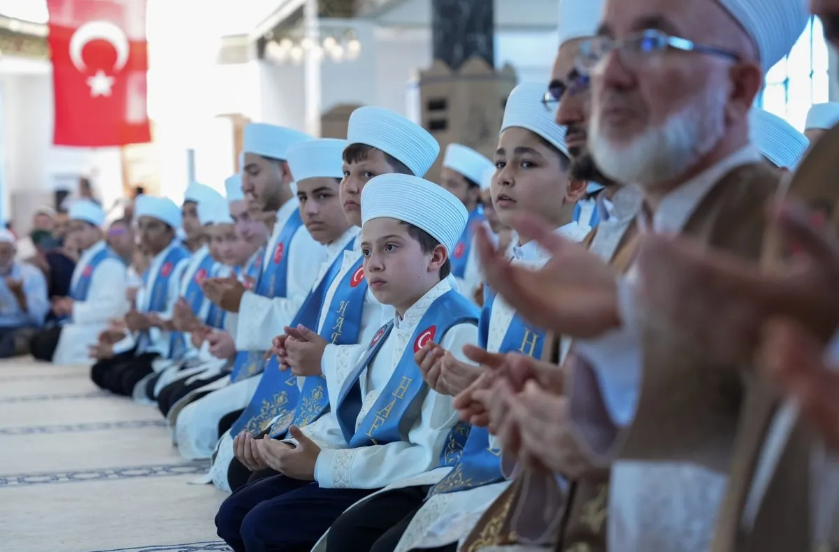 baskan-erdogandan-genc-hafizlara-umre-hediyesi-1783782577888.jpeg Esenler'de 114 hafız icazet aldı! Vali Gül Başkan Erdoğan'ın selamını iletti: Gençlere umre hediyesi-3