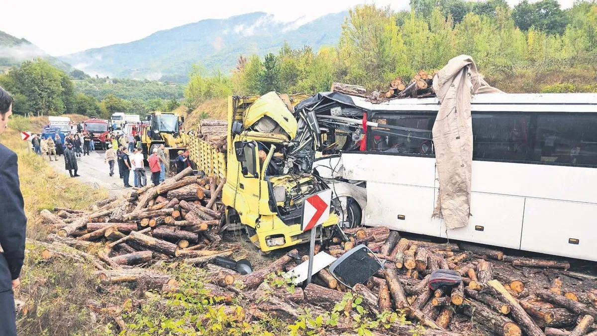 Zonguldak’ta korkunç kaza: Yolcu otobüsü ile tomruk yüklü kamyon kafa kafaya çarpıştı! Ölü ve yaralı var