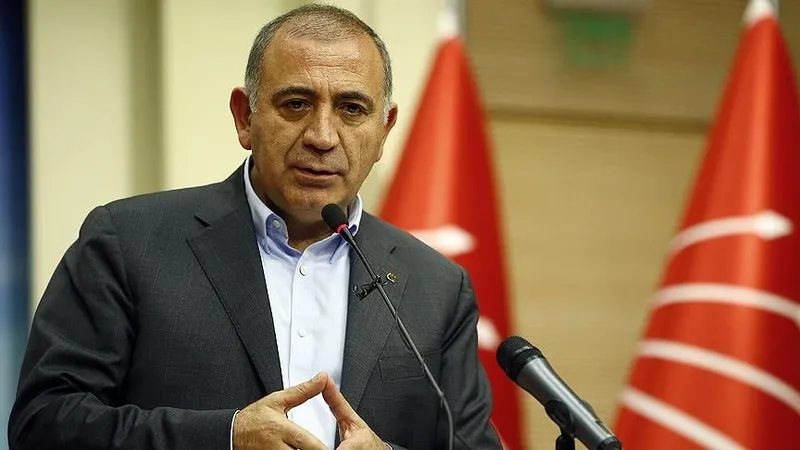 chpde-yaprak-dokumu-tekinden-yonetime-zehir-zemberek-sozler-1770943187694.jpeg Gürsel Tekin’den küfürbaz CHP'li Özel'e sert tepki: Yüz yıllık birikimi temsil etmiyor-5