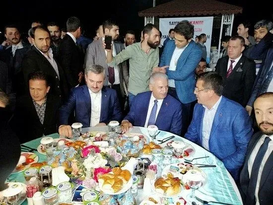 AK Parti İBB adayı Binali Yıldırım minibüsçü esnafıyla sahurda buluştu-1
