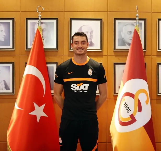 galatasaray-albert-riera-ile-anlasti-evine-hos-geldin-1642602386643.jpeg