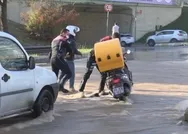 İSKİnin isale hattı borusu patladı! Sele kapılan motosikletlinin düşme anı kamerada