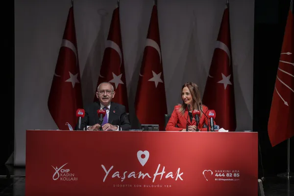 tecavuz-haberleriyle-gundemde-olan-chpde-kemal-kilicdaroglu-kadinlar-icin-baslatilan-yasam-hak-uygulamasini-tanitti-1607163602683.jpg Tecavüz haberleriyle gündemde olan CHP'de Kemal Kılıçdaroğlu kadınlar için başlatılan "Yaşam Hak" uygulamasını tanıttı-5