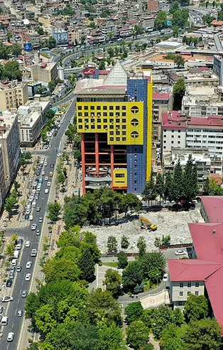 "Dünyanın en saçma binası" tarih oldu! Artık yerinde yeller esiyor