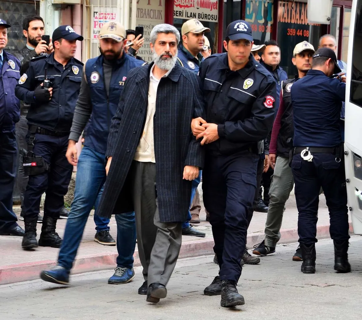 alparslan-kuytul-orgutunun-bir-baska-yuzu-dini-degerleri-kullanip-dolandirdilar-sizi-zengin-edecegiz-1787422363493.jpeg Alparslan Kuytul örgütünün bir başka yüzü! Dini değerleri kullanıp dolandırdılar: "Sizi zengin edeceğiz"-1