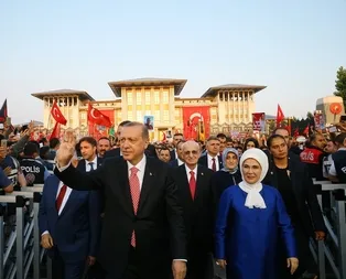 Cumhurbaşkanı Erdoğan konutuna yürüyerek geçti